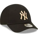 czarna-zakrzywiona-regulowana-czapka-dla-malego-dziecka-z-bezowym-logo-9forty-league-essential-new-york-yankees-mlb-od-new-era