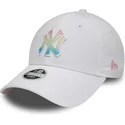biala-damska-czapka-z-zakrzywionym-daszkiem-i-regulacja-z-wielokolorowym-logo-new-york-yankees-mlb-9forty-ombre-infill-od-new-er
