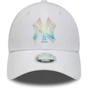 biala-damska-czapka-z-zakrzywionym-daszkiem-i-regulacja-z-wielokolorowym-logo-new-york-yankees-mlb-9forty-ombre-infill-od-new-er