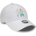biala-damska-czapka-z-zakrzywionym-daszkiem-i-regulacja-z-wielokolorowym-logo-new-york-yankees-mlb-9forty-ombre-infill-od-new-er
