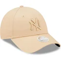 bezowa-regulowana-czapka-z-zakrzywionym-daszkiem-dla-kobiet-z-bezowym-logo-9forty-league-essential-new-york-yankees-mlb-od-new-e