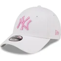 biala-czapka-z-zakrzywionym-daszkiem-regulowana-z-rozowym-logo-dla-dzieci-9forty-league-essential-new-york-yankees-mlb-od-new-er