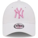 biala-czapka-z-zakrzywionym-daszkiem-regulowana-z-rozowym-logo-dla-dzieci-9forty-league-essential-new-york-yankees-mlb-od-new-er