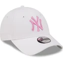 biala-czapka-z-zakrzywionym-daszkiem-regulowana-z-rozowym-logo-dla-dzieci-9forty-league-essential-new-york-yankees-mlb-od-new-er