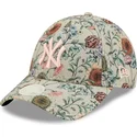 bezowa-regulowana-czapka-z-daszkiem-dla-kobiet-9forty-all-over-print-floral-new-york-yankees-mlb-od-new-era
