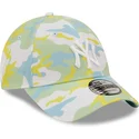zielona-regulowana-czapka-z-zakrzywionym-daszkiem-9forty-all-over-print-seasonal-new-york-yankees-mlb-od-new-era