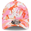 regulowana-rozowa-czapka-z-zakrzywionym-daszkiem-9forty-all-over-print-seasonal-new-york-yankees-mlb-od-new-era