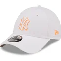 regulowana-biala-czapka-z-zakrzywionym-daszkiem-z-pomaranczowym-logo-9forty-neon-outline-new-york-yankees-mlb-marki-new-era