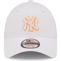 regulowana-biala-czapka-z-zakrzywionym-daszkiem-z-pomaranczowym-logo-9forty-neon-outline-new-york-yankees-mlb-marki-new-era