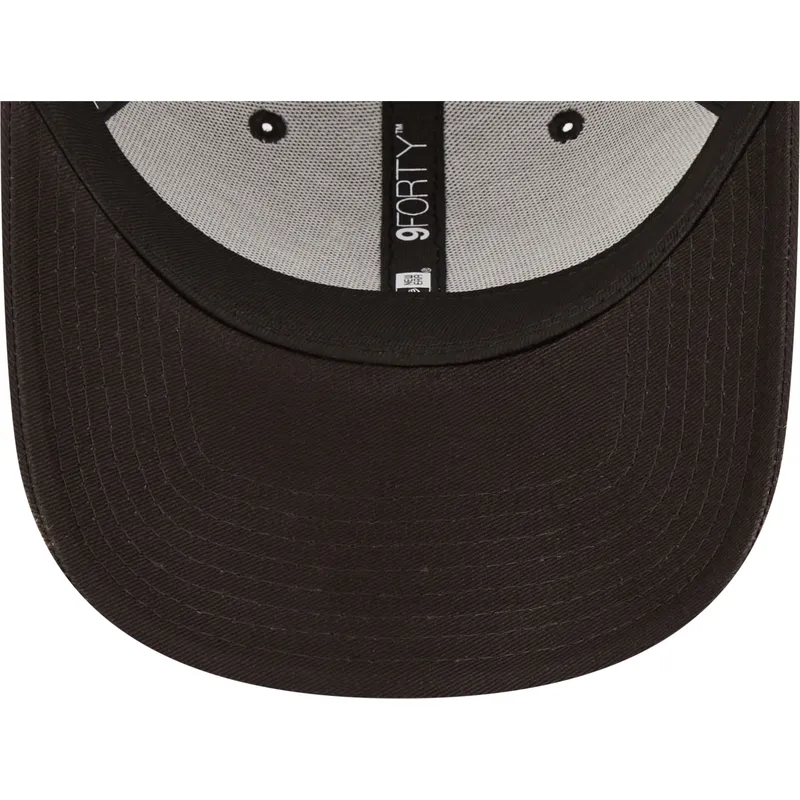 czarna-regulowana-czapka-z-zakrzywionym-daszkiem-z-czerwonym-logo-9forty-neon-outline-chicago-bulls-nba-new-era