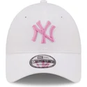 kepure-islenkta-balta-reguliuojamas-rosa-9forty-league-essential-new-york-yankees-mlb-new-era