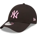 kepure-islenkta-juoda-reguliuojamas-rosa-9forty-league-essential-new-york-yankees-mlb-new-era