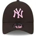 czarna-zakrzywiona-regulowana-czapka-z-rozowym-logo-9forty-league-essential-new-york-yankees-mlb-od-new-era