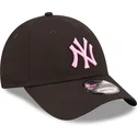 czarna-zakrzywiona-regulowana-czapka-z-rozowym-logo-9forty-league-essential-new-york-yankees-mlb-od-new-era