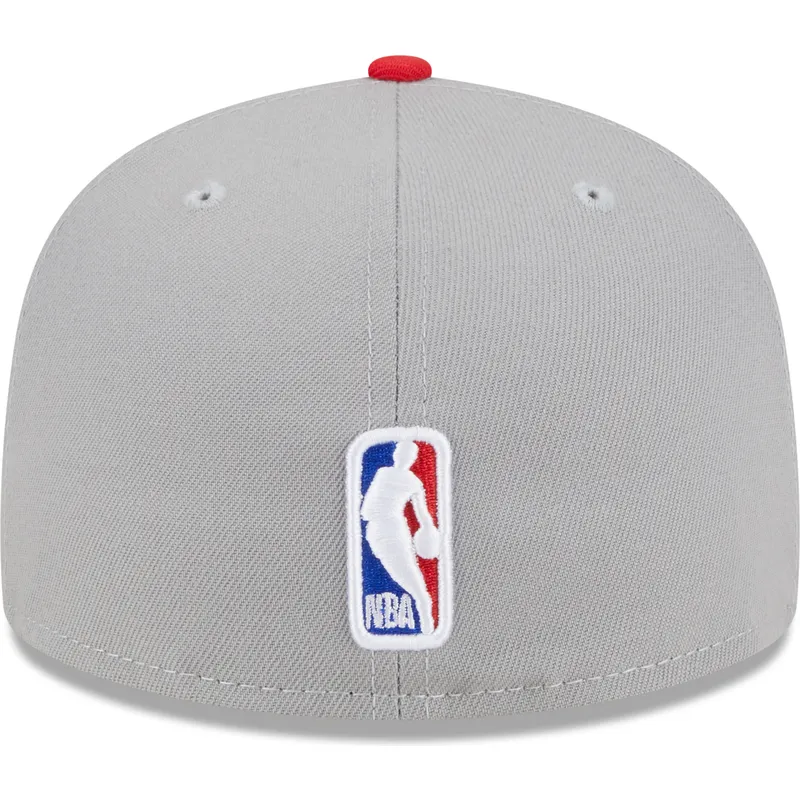 szara-i-czerwona-dopasowana-czapka-z-daszkiem-59fifty-draft-edition-2023-chicago-bulls-nba-new-era
