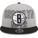 szara-i-czarna-plaska-czapka-snapback-9fifty-draft-edition-2023-brooklyn-nets-nba-new-era