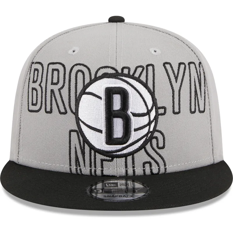 szara-i-czarna-plaska-czapka-snapback-9fifty-draft-edition-2023-brooklyn-nets-nba-new-era