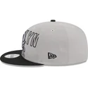 szara-i-czarna-czapka-z-plaskim-daszkiem-snapback-9fifty-draft-edition-2023-brooklyn-nets-nba-od-new-era