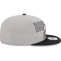 szara-i-czarna-plaska-czapka-snapback-9fifty-draft-edition-2023-brooklyn-nets-nba-new-era