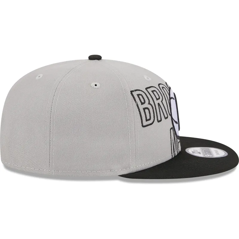 szara-i-czarna-plaska-czapka-snapback-9fifty-draft-edition-2023-brooklyn-nets-nba-new-era