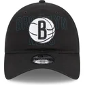 kepure-islenkta-juoda-reguliuojama-juostele-9twenty-draft-edition-2023-brooklyn-nets-nba-new-era