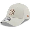 bezowa-czapka-z-zakrzywionym-daszkiem-regulowana-9forty-team-outline-new-york-yankees-mlb-od-new-era