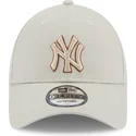bezowa-czapka-z-zakrzywionym-daszkiem-regulowana-9forty-team-outline-new-york-yankees-mlb-od-new-era