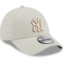 bezowa-czapka-z-zakrzywionym-daszkiem-regulowana-9forty-team-outline-new-york-yankees-mlb-od-new-era