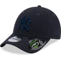 regulowana-granatowa-czapka-z-zakrzywionym-daszkiem-z-granatowym-logo-9forty-repreve-new-york-yankees-mlb-od-new-era