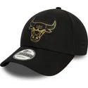 kepure-islenkta-juoda-reguliuojamas-9forty-metallic-badge-chicago-bulls-nba-new-era