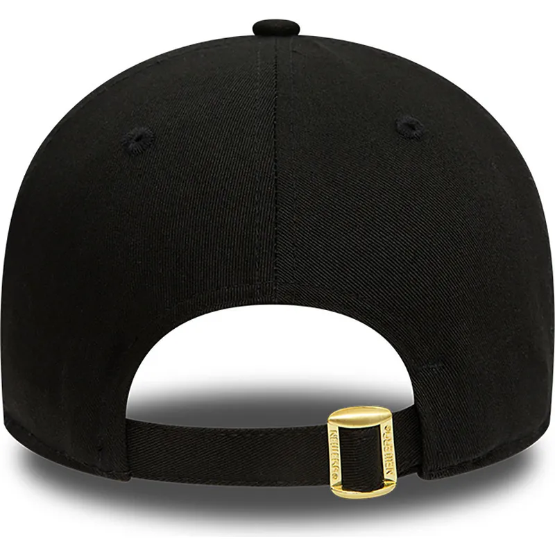 kepure-islenkta-juoda-reguliuojamas-9forty-metallic-badge-chicago-bulls-nba-new-era kepure-islenkta-juoda-reguliuojamas-9forty-metallic-badge-chicago-bulls-nba-new-era