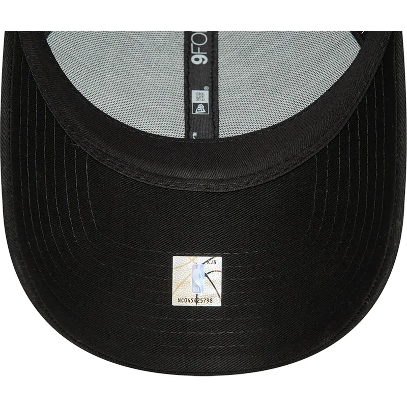 kepure-islenkta-juoda-reguliuojamas-9forty-metallic-badge-chicago-bulls-nba-new-era kepure-islenkta-juoda-reguliuojamas-9forty-metallic-badge-chicago-bulls-nba-new-era