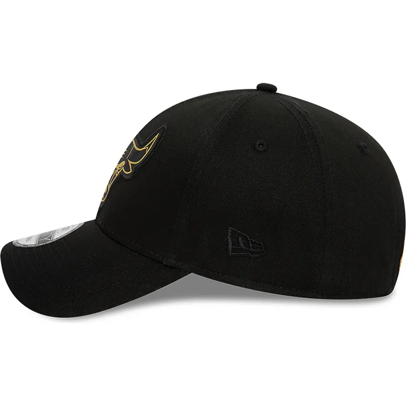kepure-islenkta-juoda-reguliuojamas-9forty-metallic-badge-chicago-bulls-nba-new-era kepure-islenkta-juoda-reguliuojamas-9forty-metallic-badge-chicago-bulls-nba-new-era