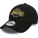 kepure-islenkta-juoda-reguliuojamas-9forty-metallic-badge-los-angeles-lakers-nba-new-era