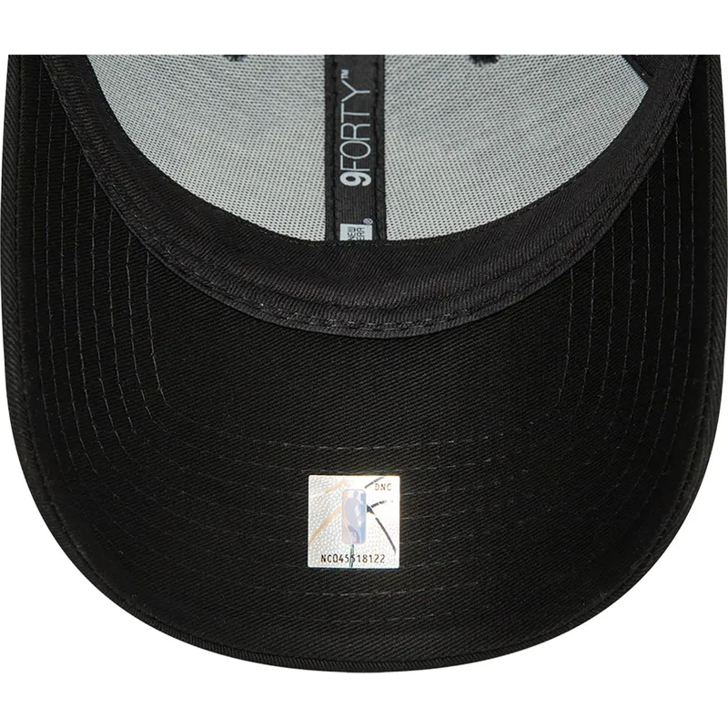 kepure-islenkta-juoda-reguliuojamas-9forty-metallic-badge-los-angeles-lakers-nba-new-era