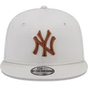 kepure-plokscia-smelio-snapback-9fifty-league-essential-new-york-yankees-mlb-new-era