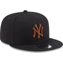 kepure-plokscia-juoda-snapback-9fifty-league-essential-new-york-yankees-mlb-new-era