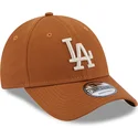 brazowa-regulowana-czapka-z-zakrzywionym-daszkiem-z-bezowym-logo-9forty-league-essential-los-angeles-dodgers-mlb-od-new-era