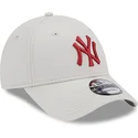 bezowa-czapka-z-zakrzywionym-daszkiem-regulowana-z-czerwonym-logo-9forty-league-essential-new-york-yankees-mlb-od-new-era