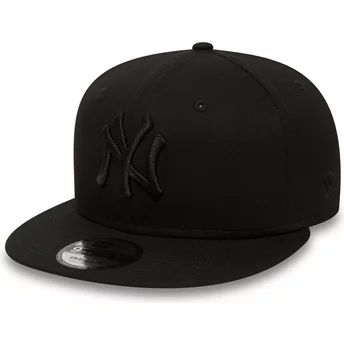 Płaska czapka czarna snapback 9FIFTY Black on Black New York Yankees MLB New Era