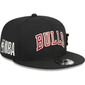 kepure-plokscia-juoda-snapback-9fifty-post-up-pin-chicago-bulls-nba-new-era