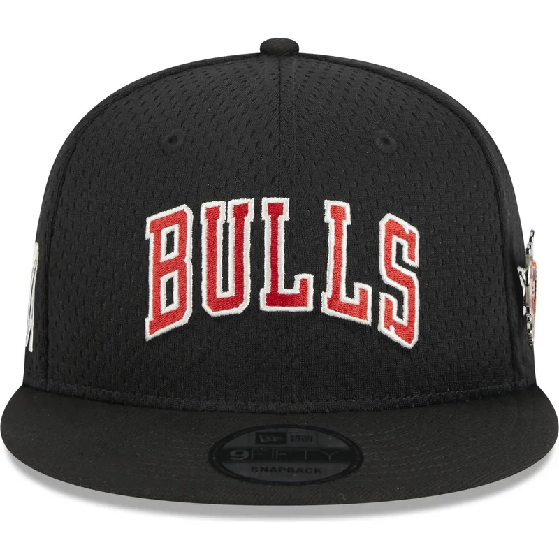 kepure-plokscia-juoda-snapback-9fifty-post-up-pin-chicago-bulls-nba-new-era