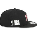kepure-plokscia-juoda-snapback-9fifty-post-up-pin-chicago-bulls-nba-new-era