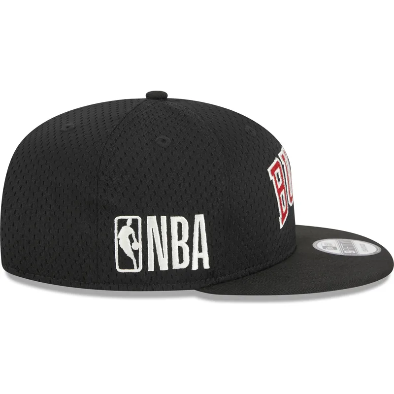 kepure-plokscia-juoda-snapback-9fifty-post-up-pin-chicago-bulls-nba-new-era