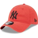 czerwona-czapka-z-zakrzywionym-daszkiem-regulowana-z-czarnym-logo-9twenty-league-essential-new-york-yankees-mlb-od-new-era