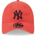 czerwona-zakrzywiona-czapka-z-regulacja-z-czarnym-logo-9twenty-league-essential-new-york-yankees-mlb-od-new-era