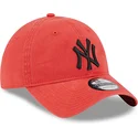 czerwona-zakrzywiona-czapka-z-regulacja-z-czarnym-logo-9twenty-league-essential-new-york-yankees-mlb-od-new-era