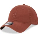 regulowana-brazowa-czapka-z-zakrzywionym-daszkiem-z-brazowym-logo-9twenty-mini-logo-new-york-yankees-mlb-od-new-era