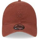 regulowana-brazowa-czapka-z-zakrzywionym-daszkiem-z-brazowym-logo-9twenty-mini-logo-new-york-yankees-mlb-od-new-era