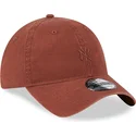 regulowana-brazowa-czapka-z-zakrzywionym-daszkiem-z-brazowym-logo-9twenty-mini-logo-new-york-yankees-mlb-od-new-era
